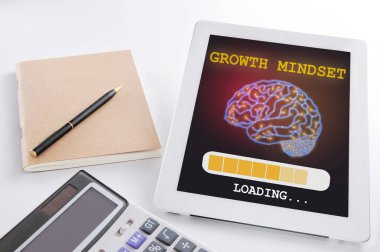 Büyüme zihniyeti, dijital bilgisayar tabletinden çalışan çalışma masasına beyinle yükleniyor. Yenileme ve iyileştirme konsepti ve teknoloji dönüşümü öğrenme modeli fikri