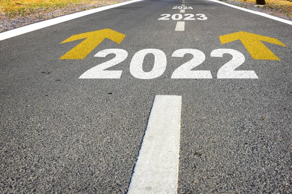Έτος 2022 Έως 2024 Και Κίτρινο Βέλος Σήμανση Στην Επιφάνεια — Φωτογραφία Αρχείου