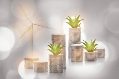 Sürdürülebilirlik kavramı ve alternatif enerji ekonomik büyüme fikri için yenilenebilir temiz enerji yatırımı. Türbin ve güç arka planına sahip bozuk para ve ok yığınında büyüyen para santrali
