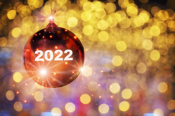 Ano Novo 2022 Reflexão Sobre Bola Vermelha Fundo Amarelo Abstrato — Fotografia de Stock