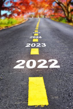 Yeni yıl konsepti ve iş dünyası meydan okuma fikriyle başlıyor. 2022 'den 2025' e asfalt yol yüzeyinde sonbahar sezonuyla birlikte yeni yıla yolculuk