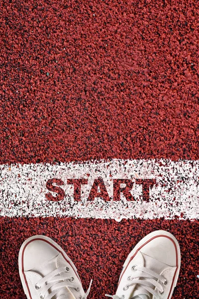 第一眼看到起跑线上的起跑线和白色运动鞋的红色跑道 商业成功的概念和挑战理念 — 图库照片