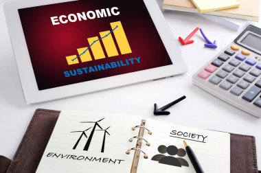 Bilgisayar dijital tabletinde büyüme grafiği olan sürdürülebilir E-ticaret ve kitap üzerine çizim yapan bir toplum. Uzun vadeli iş başarısı sorumlu konsept ve çevrimiçi satış fikri