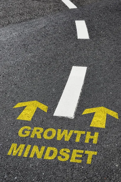 Mentalidade Crescimento Com Seta Amarela Marcação Superfície Estrada Com Linha — Fotografia de Stock