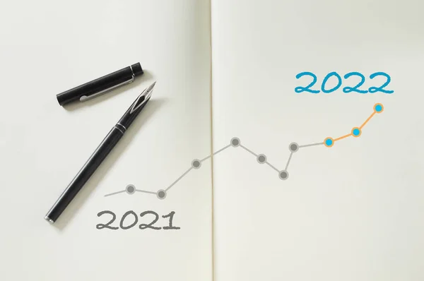 Διάγραμμα Ανάπτυξης Έτος 2021 Έως 2022 Γραμμένο Σημειωματάριο Στυλό Και — Φωτογραφία Αρχείου