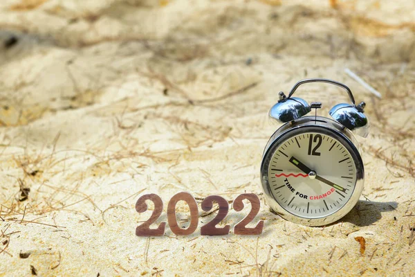 Yeni Yıl 2022 Tropikal Plajda Kol Saatine Yazılan Değişim Zamanı — Stok fotoğraf