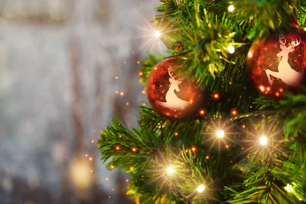 Rendieren Reflectie Rode Bal Decoratie Kerstboom Gele Abstracte Bokeh Wazig — Stockfoto