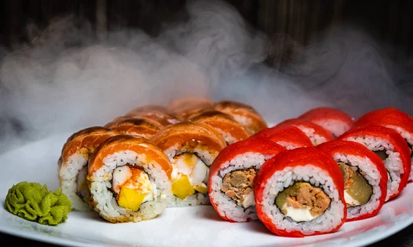 Beyaz bir tabakta wasabi ve dumanlı rulo.