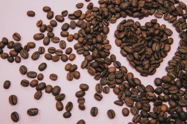 Kahve çekirdeklerinde beyaz kalp sembolü.