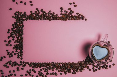 Kahve çekirdeklerinin geçmişi. Kahve deseni. Metin yazmak için yer. Çerçevenin köşesinde kahve olan fincan..