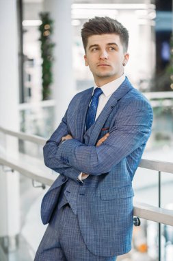 Mavi ceketli ve mavi kravatlı adam. Yakın plan.