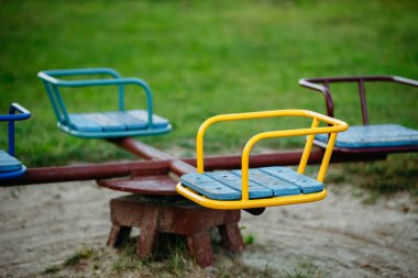 Küçük bir atlıkarınca. Parktaki renkli çocuk parkı. Çocukluk, ekipman ve tesis kavramı. Yeşil çimlerde izole edilmiş, yaklaşın..