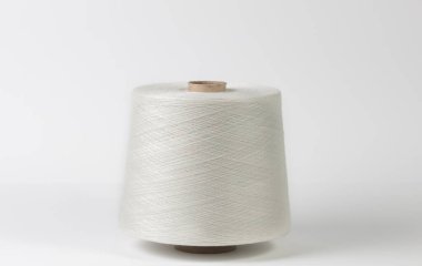 İzole edilmiş beyaz arkaplanda tekstil makaraları.