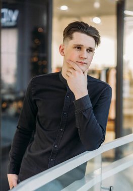 Düşünceli genç bir adamın yakın plan portresi..