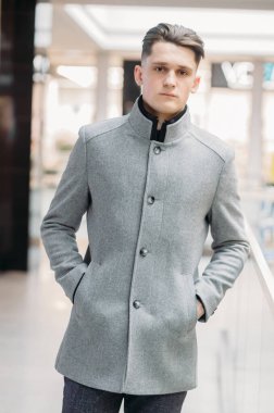 Modern iş adamı. Gri paltolu kendinden emin genç adam..