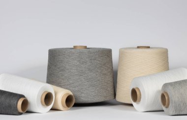 Beyaz arkaplanda pamuk ipliği olan eski bobinler..