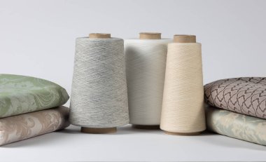 Çarşaflı ahşap makaralara eski tip dikiş ipliği. Beyaz izole edilmiş arka planda. Metin için alanı kopyala