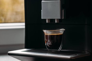 Kahve makinesinden nefis aromatik espresso hazırlandı..