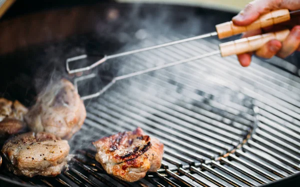 Man Hand Grillning Grill Trädgården Dagen Grill Stil Utomhus Familjemiddag — Stockfoto