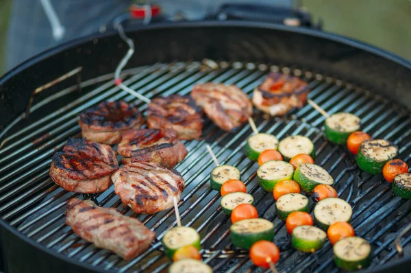 Blandade Grillade Biffar Och Grönsaker — Stockfoto