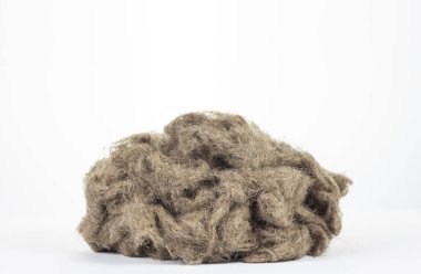 Beyaz arka planda çiğ keten. Boşluğu kopyala.