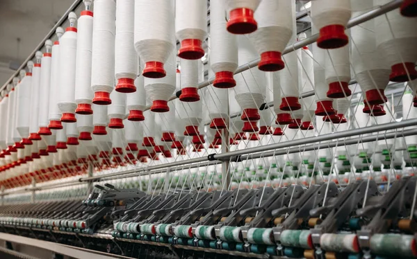 机器上用于纺织品成衣生产的工业用棉线白卷 — 图库照片
