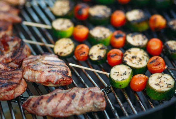 Grillning Sommarhelger Färskt Kött Och Grönsaker Grillas Närbild — Stockfoto