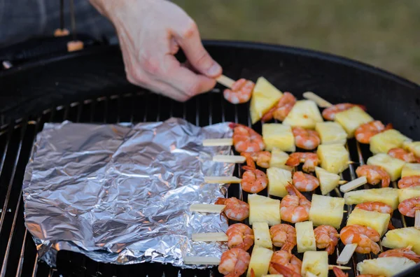 Grillade Räkor Med Ananas Närbild Matlagning Grill Galler — Stockfoto