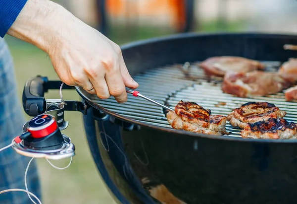 Mätning Temperaturen Grillad Stek Närbild Hand Håller Kärntemperaturgivaren — Stockfoto