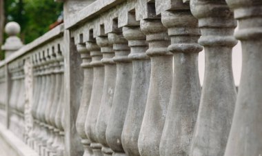 Gri Barok Balustrade 'ın yan görüntüsü. Sütun sırası