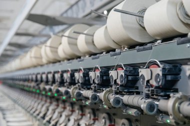 Tekstil fabrikası. Üretim hattında farklı kıvrımlı bobinler.