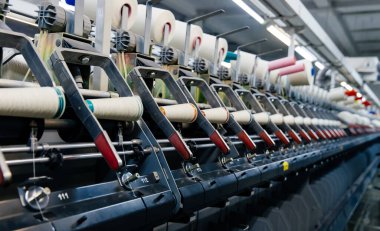 Tekstil fabrikası ekipmanı. İplik ve iplik üretimi. Endüstriyel kavram.