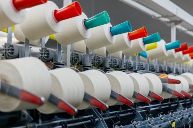 İplik ya da iplik üretim hattı. Otomatik bobbin sarma
