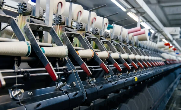 Wyposażenie fabryki tekstyliów. produkcja nici i przędzy. Pojęcie przemysłowe. — Zdjęcie stockowe