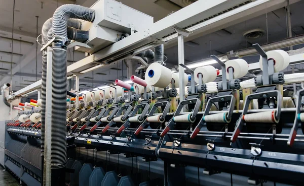 Urządzenia automatyczne w zakładzie produkcji przędzenia — Zdjęcie stockowe
