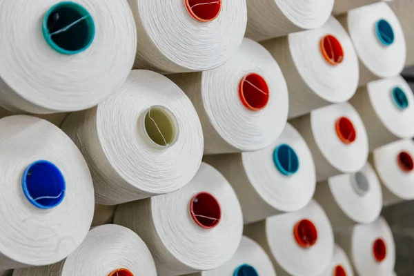 Tekstil fabrikasında, üretim bandında bir sürü iplik var. Güzel arkaplan