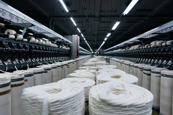 Duże rolki tkanin bawełnianych przemysłowych do produkcji tkanin do szycia na obrabiarkach. — Zdjęcie stockowe
