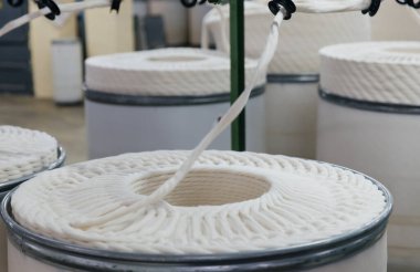 Kalın beyaz ipliğin kıvrımlı çizgileri.