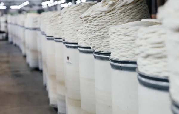 Üretimde plastik fıçılarda beyaz pamuk ipliği