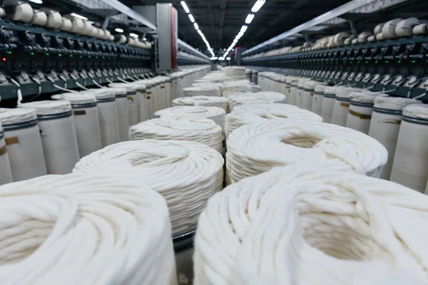 Przędza bawełniana z bliska w fabryce — Zdjęcie stockowe