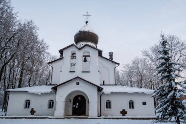 Güzel Gdov Kremlin kışın gün batımında. Rusya, Pskov bölgesi, Gdov şehri.