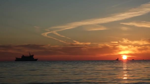 Las olas del mar están salpicando. — Vídeo de stock