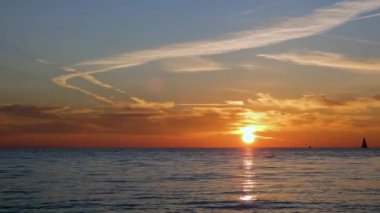 Denizin dalgaları sıçrıyor.