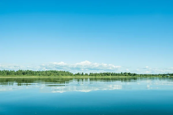 Bela Paisagem Grande Lago Azul Com Reflexão Dia Verão Ensolarado — Fotografia de Stock