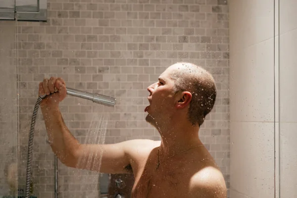 Banyoda Eğlenen Genç Adam Mikrofon Gibi Duşla Şarkı Söylüyor Sabah — Stok fotoğraf