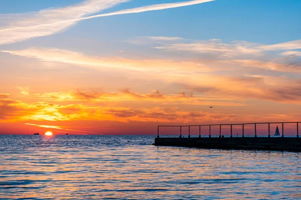 Hermosa Puesta Sol Costa Del Mar Sol Reflejándose Mar Fondo —  Fotos de Stock