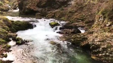 Nehir hızla akıyor..