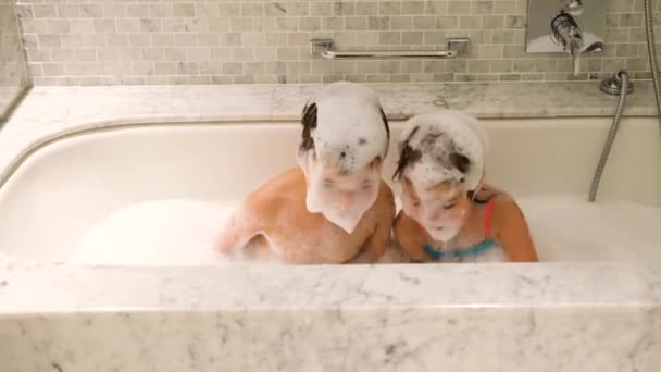 お風呂で遊んでいる小さな子供たち. — ストック動画