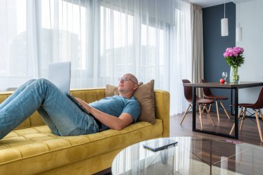 dizüstü bilgisayar kullanan adam.