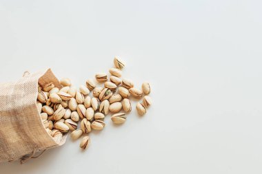 Arka planda fıstık yığını var. Pistachio sağlıklı bir vejetaryen protein yiyeceğidir. Vejetaryen gıda konsepti.